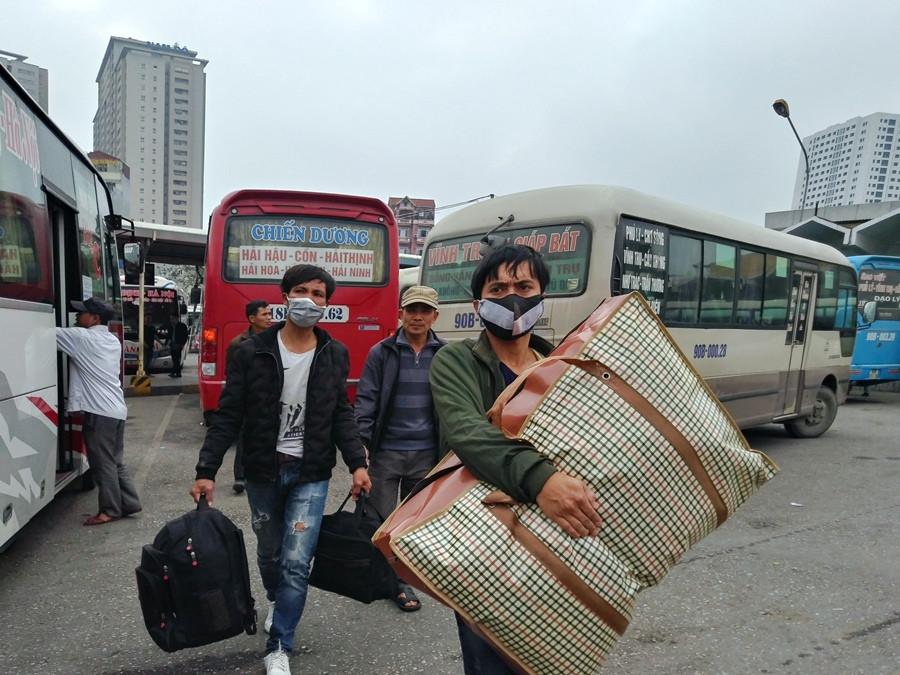 Hành khách tỏ vẻ mệt mỏi sau hành trình dài từ quê ra Hà Nội. (Ảnh: Việt Hùng/Vietnam+)