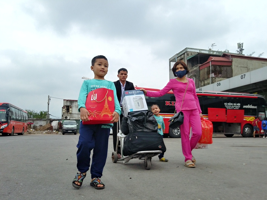 Hành khách lỉnh kỉnh đồ đạc đưa từ quê ra. (Ảnh: Việt Hùng/Vietnam+)