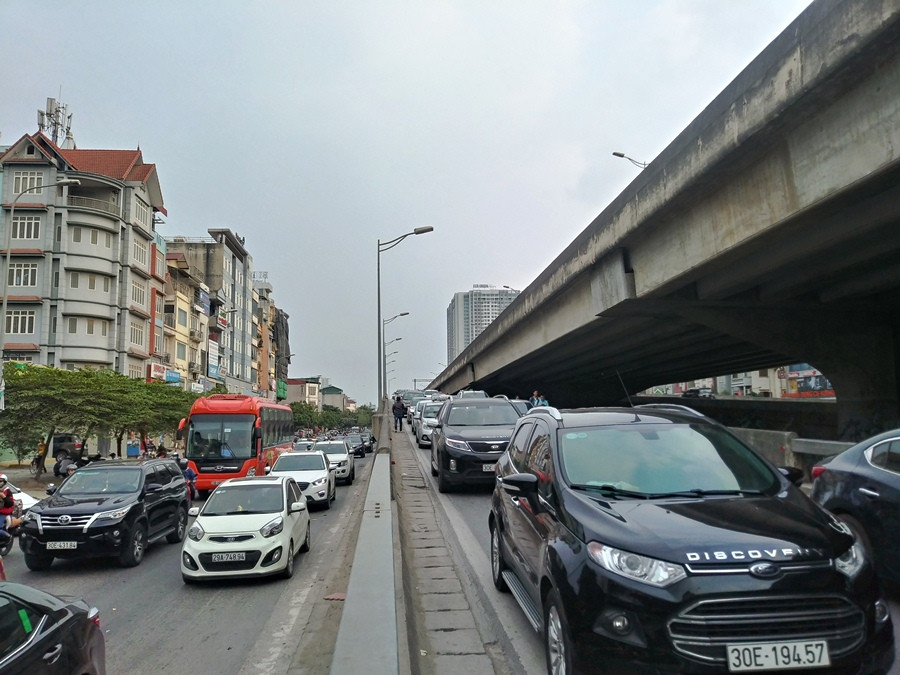 Đường vành đai 3 trên cao và các nhánh dẫn xuống đều ken cứng ôtô nhích từng mét. (Ảnh: Việt Hùng/Vietnam+)