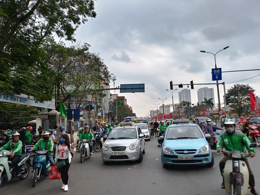 Hành khách lỉnh kỉnh đồ đạc đưa từ quê ra. (Ảnh: Việt Hùng/Vietnam+)