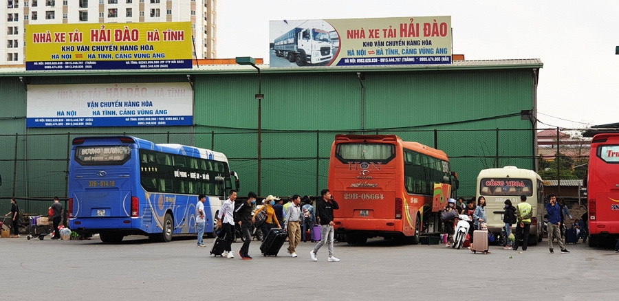 Sau dịp nghỉ Tết Nguyên đán, người dân bắt đầu trở về Thủ đô để chuẩn bị cho ngày làm việc vào ngày mai. (Ảnh: Việt Hùng/Vietnam+)