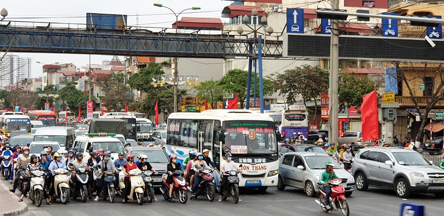 Càng về cuối chiều, lượng xe khách liên tục nối đuôi nhau về bến xe. (Ảnh: Việt Hùng/Vietnam+)