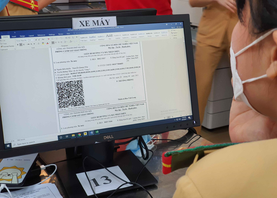 Giấy đi đường có mã nhận diện của phương tiện và người điều khiển xe máy sẽ được Phòng Cảnh sát giao thông gửi tới Cơ quan quản lý ngành, lĩnh vực qua thư điện tử để chuyển trả cho các doanh nghiệp, đơn vị, cá nhân. (Ảnh: Phạm Kiên/TTXVN)
