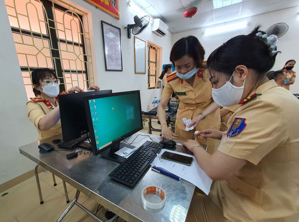 Phòng CSGT, CATP Hà Nội sẽ cấp giấy đi đường kèm mã QR cho các tổ chức, doanh nghiệp thực hiện các nhiệm vụ công tác trong lĩnh vực dịch vụ công ích thiết yếu. (Ảnh: Phạm Kiên/TTXVN)