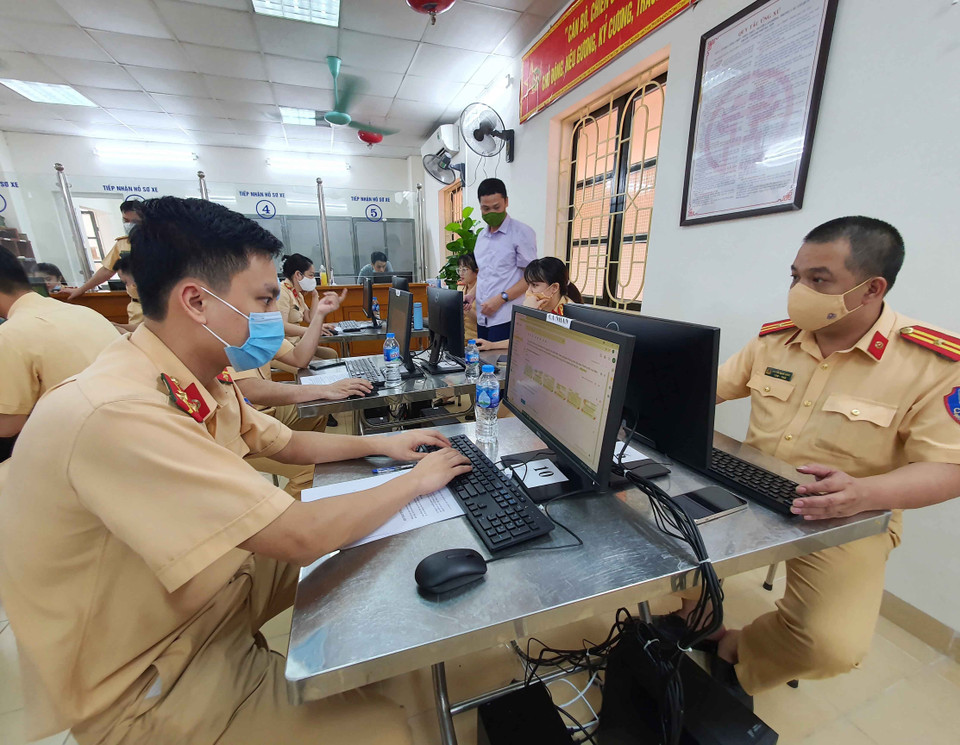 Lực lượng CSGT túc trực 24/24 để gấp rút hoàn thành thủ tục cấp giấy đi đường cho người dân. (Ảnh: Phạm Kiên/TTXVN)