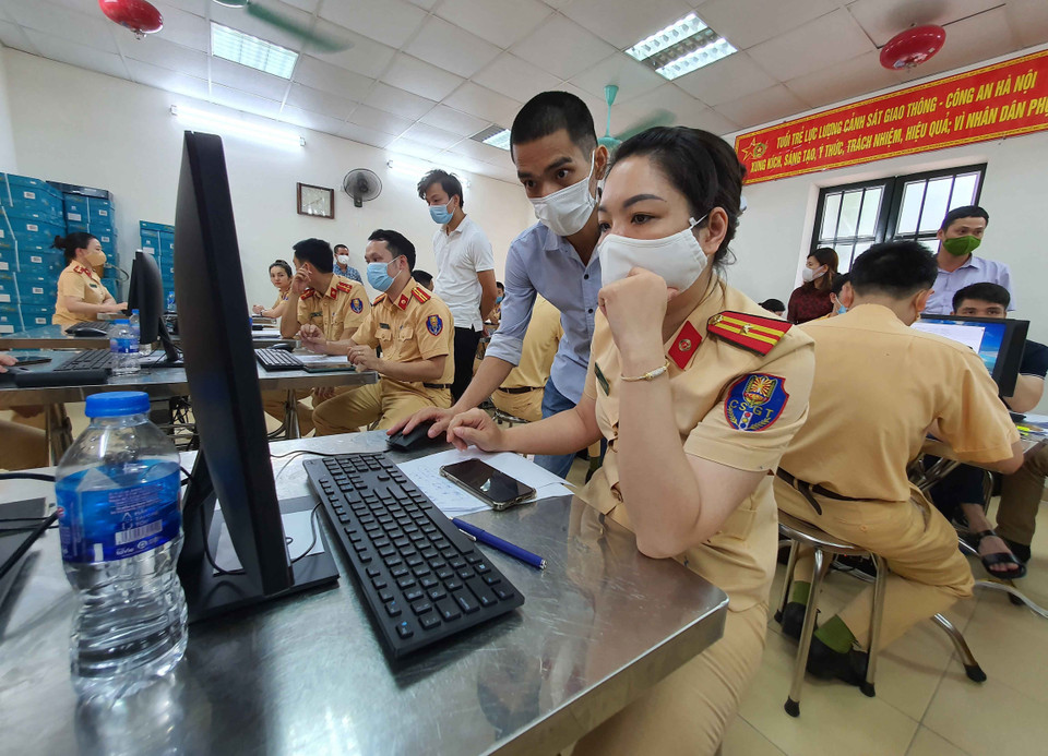 Giấy đi đường có mã nhận diện của phương tiện và người điều khiển ôtô sẽ được Phòng Cảnh sát giao thông gửi tới Cơ quan quản lý ngành, lĩnh vực qua thư điện tử để chuyển trả cho các doanh nghiệp, đơn vị, cá nhân. (Ảnh: Phạm Kiên/TTXVN)