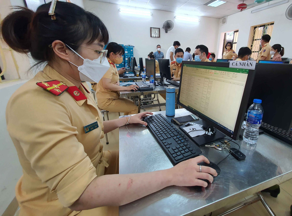 Đối với Giấy đi đường có mã nhận diện cho người điều khiển môtô: Phòng CSGT sẽ in, ký, đóng dấu và gửi tới cơ quan quản lý ngành, lĩnh vực để gửi trả cho các tổ chức, đơn vị, doanh nghiệp, cá nhân có nhu cầu. (Ảnh: Phạm Kiên/TTXVN)