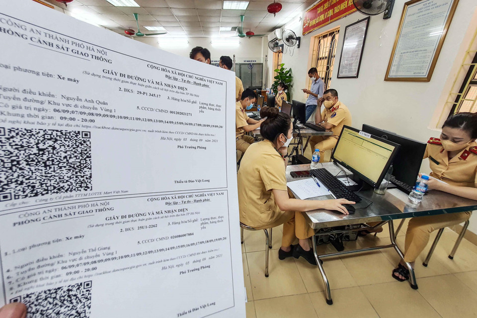 Những mẫu giấy đi đường đầu tiên được in và chỉnh sửa để thống nhất chung toàn thành phố. (Ảnh: Phạm Kiên/TTXVN)