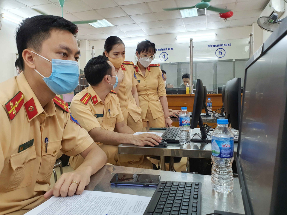 Cán bộ, chiến sỹ CSGT sẽ ứng trực 24/24 để phục vụ việc cấp giấy đi đường, trả kết quả ngay khi hoàn thành. (Ảnh: Phạm Kiên/TTXVN)