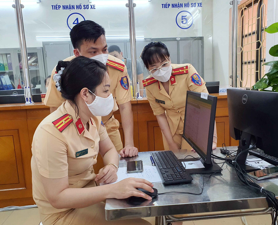 16 máy tính, 54 cán bộ phòng Cảnh sát giao thông sẽ trực 24/24 để phục vụ việc cấp giấy đi đường. (Ảnh: Phạm Kiên/TTXVN)