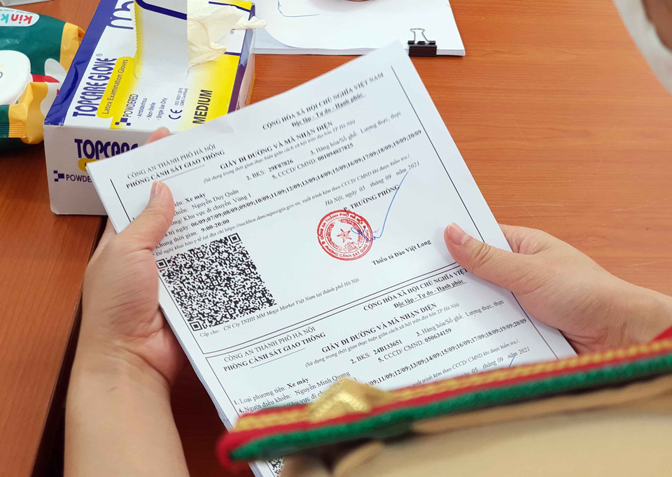 Những mẫu giấy đi đường đầu tiên được in và chỉnh sửa để thống nhất chung toàn thành phố nhanh chóng được cán bộ, chiến sỹ CSGT hoàn thành để gửi trả về cho các đơn vị. (Ảnh: Phạm Kiên/TTXVN)