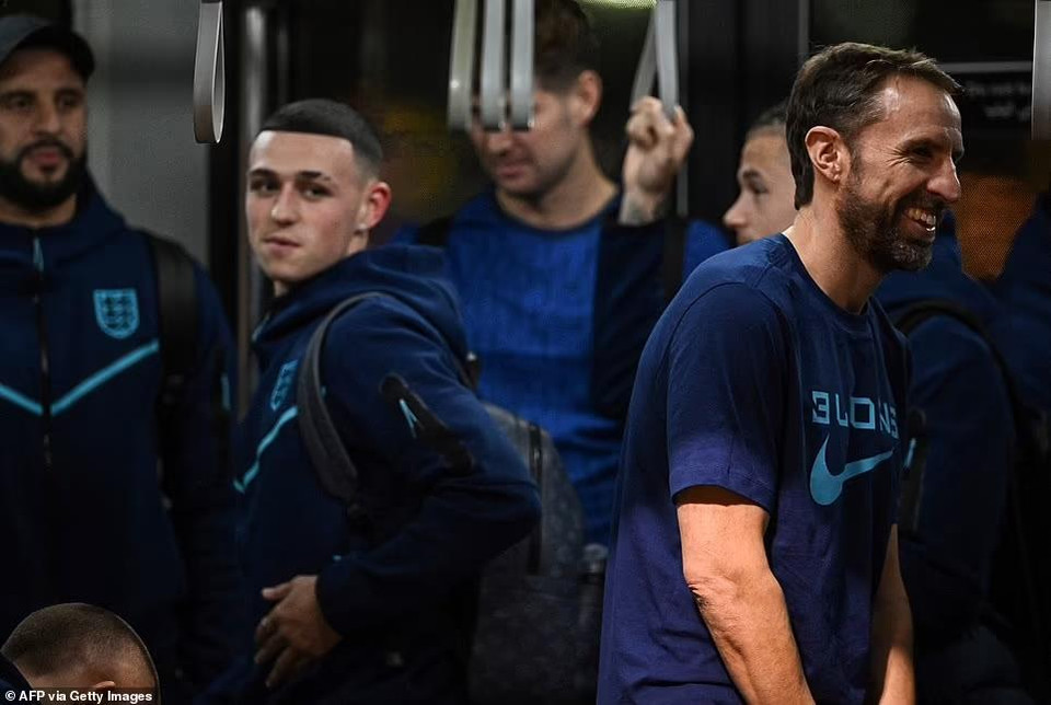 'Thuyền trưởng' tuyển Anh khá vui vẻ cùng học trò trên xe bus ở sân bay. (Nguồn: Getty Images)