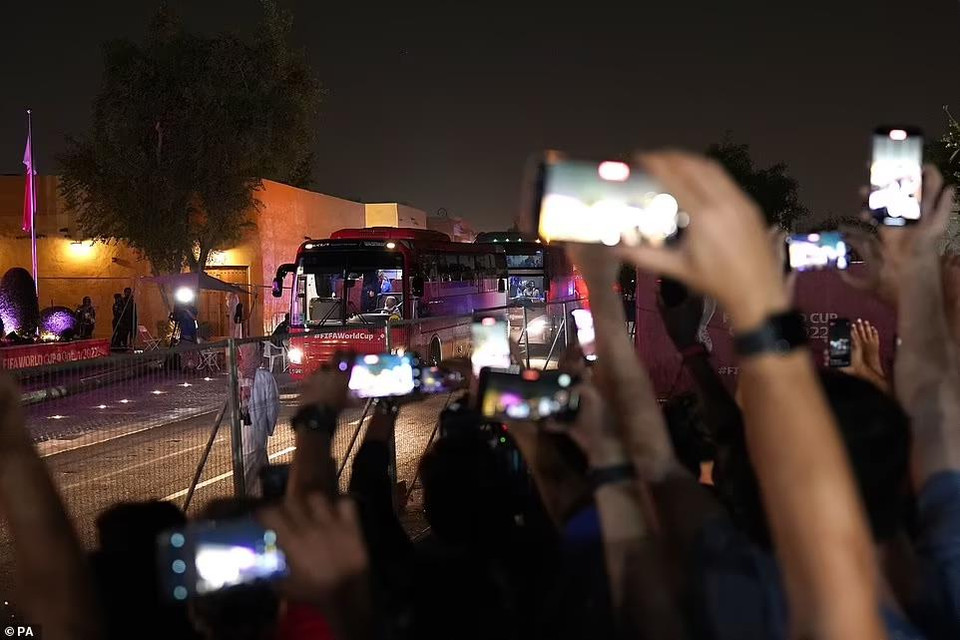 Ngay sau đó, đội tuyển Anh đã di duyển về khách sạn trong sự chào đón của người hâm mộ. (Nguồn: PA)