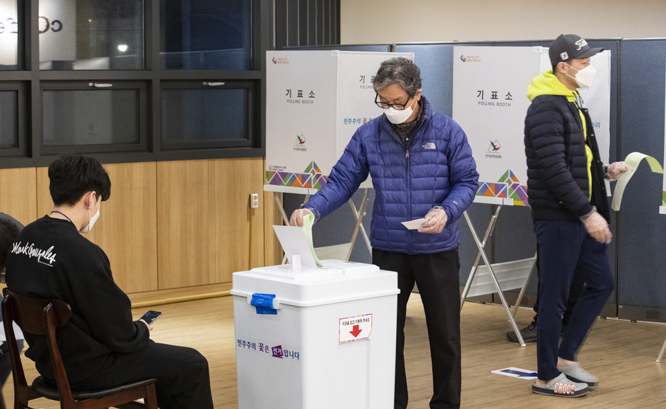 Cử tri bỏ phiếu trong cuộc tổng tuyển cử tại điểm bầu cử ở Seoul, Hàn Quốc ngày 15/4/2020. (Ảnh: THX/TTXVN)