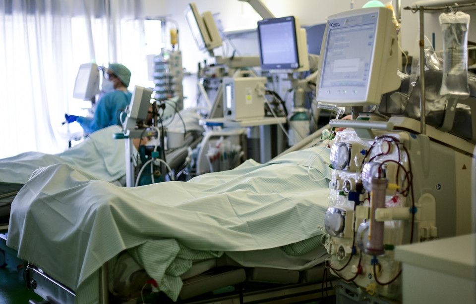 Theo trang thống kê worldometers.info, tính đến 8h sáng ngày 17/4/2020, tổng cộng có 2.181.131 ca nhiễm và 145.466 ca tử vong do virus SARS-CoV-2 gây bệnh viêm đường hô hấp cấp COVID-19 được xác nhận trên toàn thế giới. Đức hiện có 137.698 ca nhiễm, trong đó có 4052 ca tử vong. Trong ảnh: Bệnh nhân COVID-19 được điều trị tại bệnh viện ở Aachen, Đức ngày 15/4/2020. (Ảnh: AFP/TTXVN)