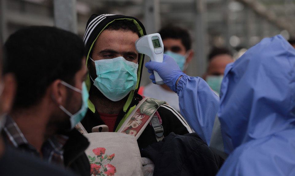  Nhân viên y tế kiểm tra thân nhiệt cho người dân Palestine tại Hebron, Bờ Tây ngày 7/4/2020 trong bối cảnh dịch COVID-19 lan rộng. (Ảnh: THX/TTXVN)