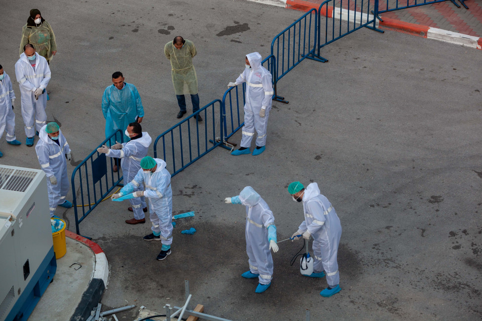  Nhân viên y tế Palestine làm việc tại bệnh viện dã chiến điều trị cho bệnh nhân COVID-19 tại Bethlehem, Bờ Tây ngày 22/3/2020. (Ảnh: THX/TTXVN)