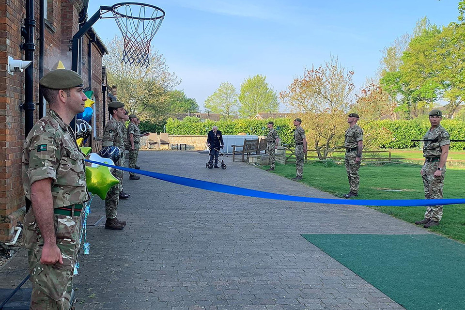 Để nhận được số tiền tài trợ, cụ Tom Moore (trong ảnh) đã tham gia vào một thử thách đi bộ 100 vòng quanh khu vườn dài 25m của mình ở Marston Moretaine, miền Nam Anh, trước dịp kỷ niệm sinh nhật lần thứ 100 vào cuối tháng này. (Ảnh: AFP/TTXVN)