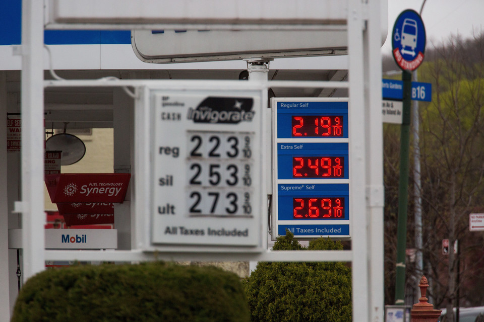 Giá xăng được niêm yết tại một trạm xăng ở Brooklyn, New York (Mỹ) ngày 9/4/2020. (Ảnh: THX/TTXVN)