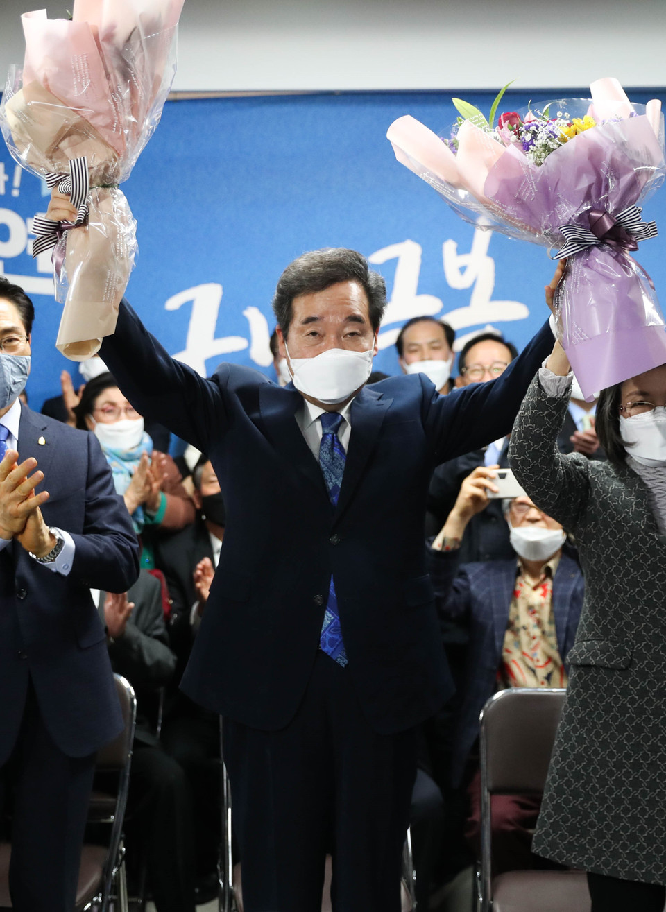 Đảng Dân chủ Đồng hành (DP) cầm quyền và đảng liên kết Đồng hành vì người dân đã giành chiến thắng áp đảo trước phe đối lập trong cuộc tổng tuyển cử diễn ra ngày 15/4/2020 tại Hàn Quốc. Trong ảnh: Cựu Thủ tướng Hàn Quốc Lee Nak-yon, ứng viên của Đảng DP cầm quyền, mừng chiến thắng sau khi kết quả bầu cử Quốc hội khóa 21 được công bố, tại Seoul, ngày 15/4/2020. (Ảnh: Yonhap/TTXVN)