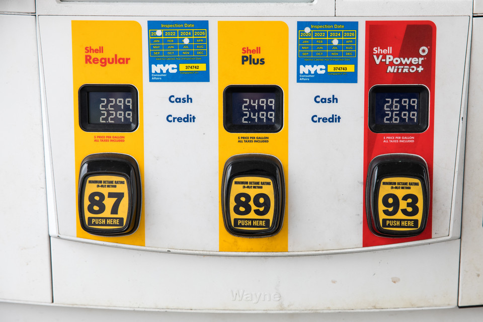  OPEC cùng các nước đối tác, còn được gọi là OPEC+, đã nhất trí cắt giảm 9,7 triệu thùng dầu/ngày trong thời gian hai tháng, từ tháng 5-6/2020. Động thái này được đưa ra nhằm bình ổn giá “vàng đen” trong bối cảnh dịch viêm đường hô hấp cấp COVID-19 lan rộng trên thế giới. Trong ảnh: Giá xăng được niêm yết tại một trạm xăng của Tập đoàn Shell ở Brooklyn, New York (Mỹ) ngày 9/4/2020. (Ảnh: THX/TTXVN)