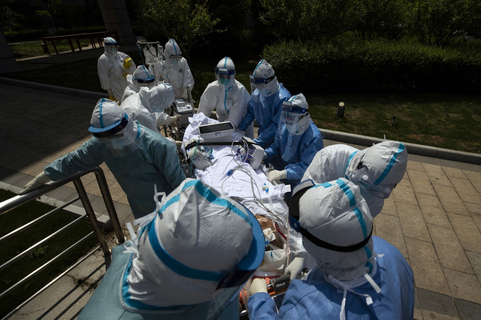  Ngày 17/4, giới chức thành phố Vũ Hán (thủ phủ tỉnh Hồ Bắc, Trung Quốc) đã công bố những thay đổi trong số liệu liên quan đến dịch bệnh COVID-19. Theo đó, số người tử vong do COVID-19 tại thành phố này là 3.869, tăng 1.290 trường hợp so với số liệu trước đó. Số người mắc bệnh cũng tăng thêm 325 trường hợp lên 50.333. Như vậy, tỷ lệ tử vong ở thành phố này đang là 7,7%. Trong ảnh: Nhân viên y tế chuyển bệnh nhân COVID-19 tại bệnh viện ở Vũ Hán, tỉnh Hồ Bắc, Trung Quốc ngày 12/4/2020. (Ảnh: THX/TTXVN)