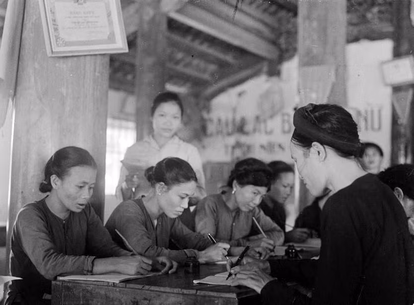 Ngay sau Cách mạng tháng Tám và suốt những năm kháng chiến, dù đất nước còn nhiều khó khăn, việc dạy chữ, nâng cao trình độ văn hóa cho phụ nữ nói riêng vẫn luôn được Đảng, Nhà nước quan tâm, chú trọng. Trong ảnh: Hợp tác xã Kiều Mai (xã Phú Diễn, huyện Từ Liêm, Hà Nội) mở lớp học văn hóa để nâng cao trình độ văn hóa cho phụ nữ (1967). (Ảnh: Thế Trung/TTXVN)