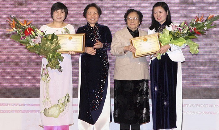 Ngày càng nhiều phụ nữ giữ những cương vị lãnh đạo, quản lý cao và đóng góp to lớn cho sự nghiệp xây dựng và bảo vệ Tổ quốc dưới sự lãnh đạo của Đảng. Trong ảnh: Phó Chủ tịch nước Nguyễn Thị Doan và nguyên Phó Chủ tịch nước Nguyễn Thị Bình trao Giải thưởng Kovalevskaia năm 2011 cho hai nhà khoa học nữ: PGS.TS Vũ Thị Thu Hà, Phó Viện trưởng Viện Hóa học Công nghiệp Việt Nam, Giám đốc Phòng Thí nghiệm trọng điểm Công nghệ lọc, hóa dầu (Bộ Công Thương) và PGS.TS Lê Thị Thanh Nhàn, Phó Hiệu trưởng Trường Đại học Khoa học-Đại học Thái Nguyên. (Ảnh: Phương Hoa/TTXVN)