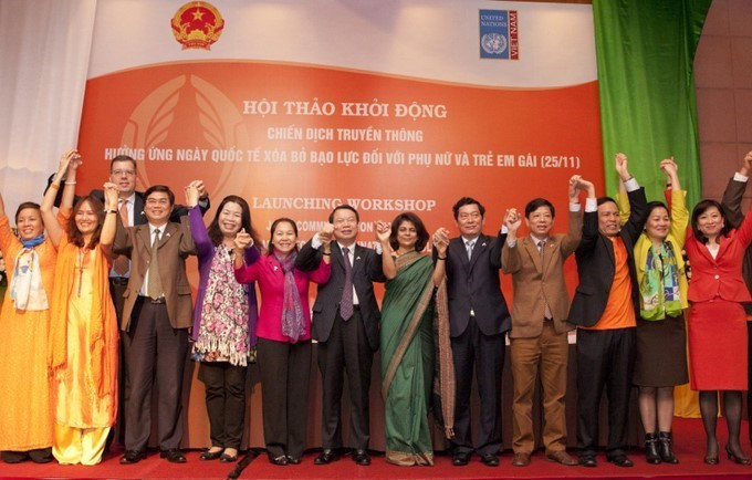 Nhiều dự án đã triển khai thiết lập các mô hình góp phần thúc đẩy thực hiện bình đẳng giới như: phòng chống bạo lực gia đình tại cộng đồng rất thành công ở nhiều địa phương, bộ, ngành. Trong ảnh: Hội thảo khởi động Chiến dịch quốc gia 'Hãy hành động xóa bỏ bạo lực với phụ nữ và trẻ em gái', ngày 18/11/2014. (Ảnh: Tư liệu TTXVN