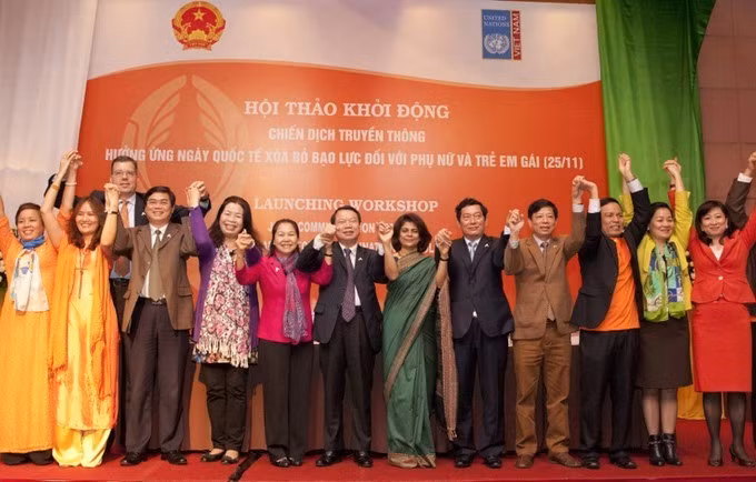 Nhiều dự án đã triển khai thiết lập các mô hình góp phần thúc đẩy thực hiện bình đẳng giới như: phòng chống bạo lực gia đình tại cộng đồng rất thành công ở nhiều địa phương, bộ, ngành. Trong ảnh: Hội thảo khởi động Chiến dịch quốc gia 'Hãy hành động xóa bỏ bạo lực với phụ nữ và trẻ em gái', ngày 18/11/2014. (Ảnh: Tư liệu TTXVN