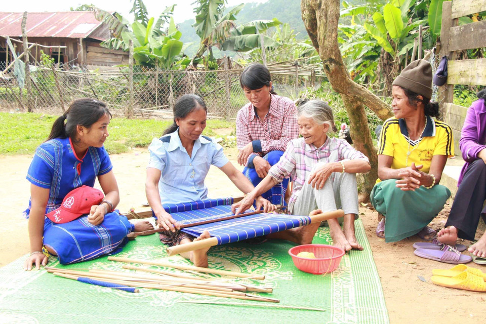 Thực hiện bình đẳng giới về chính trị, nữ giới Việt Nam có tổ chức chính trị riêng, đó là Hội Liên hiệp Phụ nữ Việt Nam với nhiều hoạt động thiết thực, phong phú bảo vệ quyền lợi cho phụ nữ. Trong ảnh: Hội Liên hiệp Phụ nữ huyện Đam Rông (tỉnh Lâm Đồng) đã vận dụng tốt những chính sách hỗ trợ của Nhà nước và các tổ chức, từ đó phát huy vai trò của phụ nữ trong việc phát triển kinh tế gia đình, cải thiện cuộc sống, nhiều hội viên đã thoát nghèo, vươn lên làm giàu. (Ảnh: Đặng Tuấn/TTXVN)