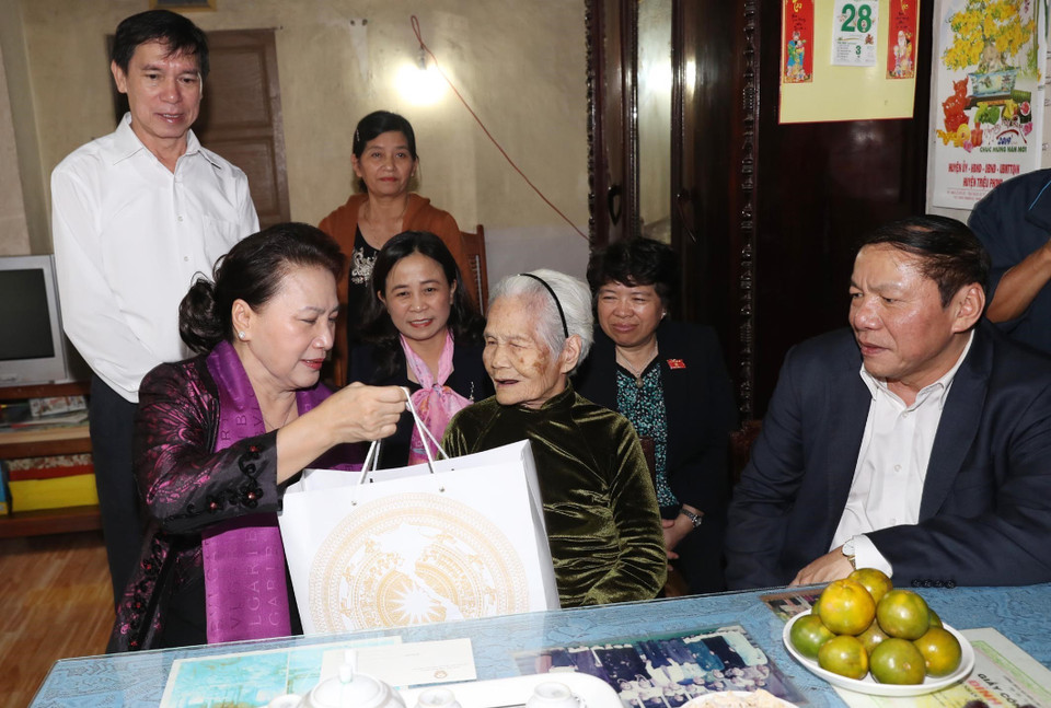 Ngày càng nhiều phụ nữ giữ những cương vị lãnh đạo, quản lý cao và có vai trò quan trọng trong bộ máy lãnh đạo, Đảng, Nhà nước. Trong ảnh: Chủ tịch Quốc hội Nguyễn Thị Kim Ngân tặng quà gia đình chính sách tỉnh Quảng Trị (28/12/2019). (Ảnh: Trọng Đức/TTXVN)