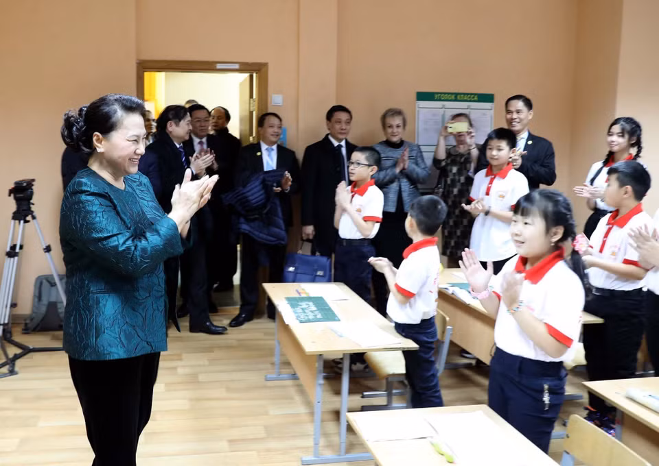 Ngày càng nhiều phụ nữ giữ những cương vị lãnh đạo, quản lý cao và có vai trò quan trọng trong bộ máy lãnh đạo, Đảng, Nhà nước. Trong ảnh: Chủ tịch Quốc hội Nguyễn Thị Kim Ngân thăm lớp học tiếng Việt của Cộng đồng tại Belarus ở thủ đô Minsk, trong chuyến thăm chính thức Belarus. (Ảnh: Trọng Đức/TTXVN)
