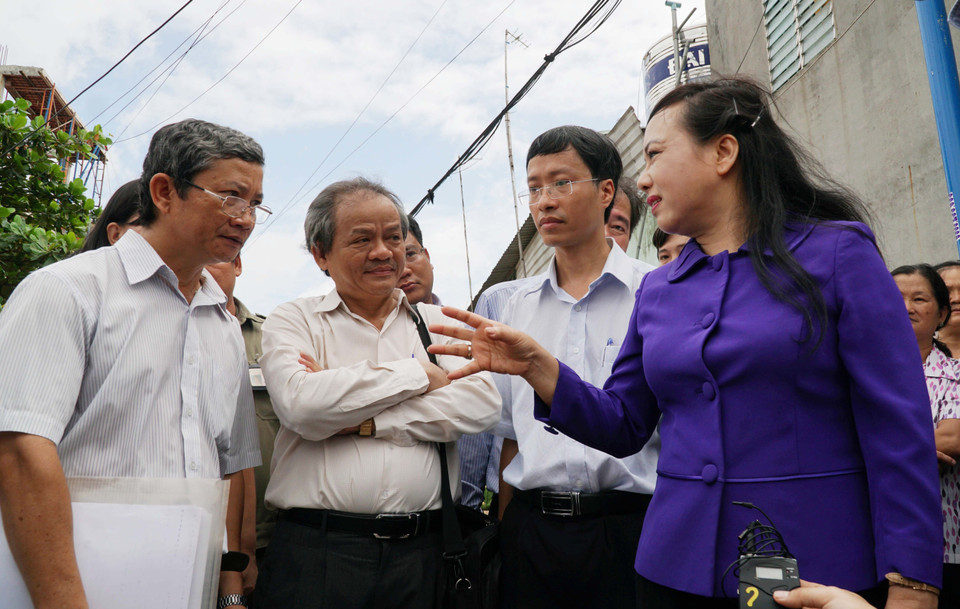 Bộ trưởng Y tế Nguyễn Thị Kim Tiến chỉ đạo địa phương tăng cường nhiều biện pháp phòng chống dịch sốt xuất huyết tại phường Hiệp Thành, quận 12, Thành phố Hồ Chí Minh (tháng 7/2017). (Ảnh: Phương Vy/TTXVN)