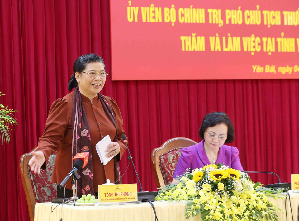 Thực hiện bình đẳng giới về chính trị, tỷ lệ nữ giới đại diện trong cơ quan lập pháp của Việt Nam luôn thuộc nhóm có thứ hạng cao nhất trong khu vực nói riêng và trên thế giới nói chung và tỷ lệ này ngày càng tăng. Trong ảnh: Ủy viên Bộ Chính trị, Phó Chủ tịch Thường trực Quốc hội Tòng Thị Phóng làm việc với Thường vụ Tỉnh ủy Yên Bái, ngày 4/9/2019. (Ảnh: Phương Hoa/TTXVN)