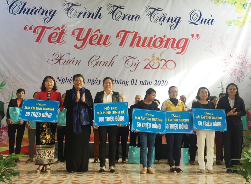 Thực hiện bình đẳng giới về chính trị, nữ giới Việt Nam có tổ chức chính trị riêng, đó là Hội Liên hiệp Phụ nữ Việt Nam với nhiều hoạt động thiết thực, phong phú bảo vệ quyền lợi cho phụ nữ. Trong ảnh: Ngày 6/1/2020, tại xã Sơn Hải, huyện Quỳnh Lưu (Nghệ An), Trung ương Hội Liên hiệp Phụ nữ Việt Nam tổ chức chương trình trao tặng quà 'Tết yêu thương' Xuân Canh Tý 2020 với sự tham dự của Phó Chủ tịch Thường trực Quốc hội Tòng Thị Phóng. (Ảnh: Tá Chuyên/TTXVN)