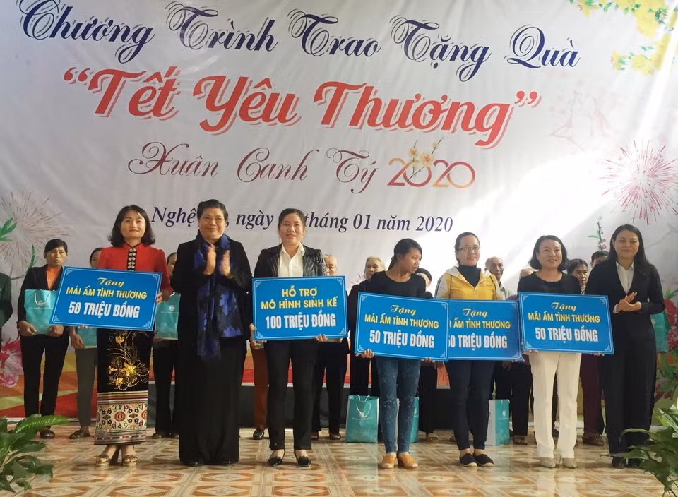 Thực hiện bình đẳng giới về chính trị, nữ giới Việt Nam có tổ chức chính trị riêng, đó là Hội Liên hiệp Phụ nữ Việt Nam với nhiều hoạt động thiết thực, phong phú bảo vệ quyền lợi cho phụ nữ. Trong ảnh: Ngày 6/1/2020, tại xã Sơn Hải, huyện Quỳnh Lưu (Nghệ An), Trung ương Hội Liên hiệp Phụ nữ Việt Nam tổ chức chương trình trao tặng quà 'Tết yêu thương' Xuân Canh Tý 2020 với sự tham dự của Phó Chủ tịch Thường trực Quốc hội Tòng Thị Phóng. (Ảnh: Tá Chuyên/TTXVN)