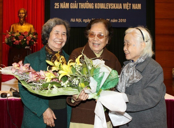 Nguyên Phó Chủ tịch nước Nguyễn Thị Bình với Giáo sư Nguyễn Thị Kim Chi (ngoài cùng bên phải) và Nhà giáo Ưu tú Bùi Thị Tý, hai nhà khoa học được nhận giải thưởng KOVALEVSKAIA lần thứ nhất, năm 1985, làm rạng danh cho Tổ quốc. (Ảnh: Thái Bình/TTXVN)