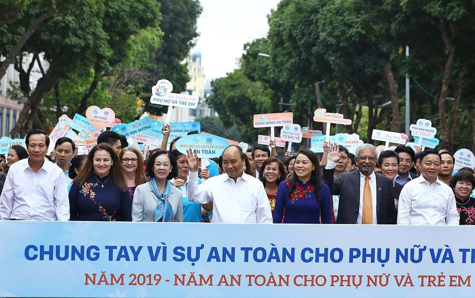 Trong Báo cáo phát triển con người 2016, với tiêu đề 'phát triển con người cho tất cả mọi người', được Chương trình Phát triển Liên hợp quốc công bố tại Hà Nội sáng ngày 26/4/2017, Việt Nam với chỉ số bất bình đẳng giới là 0.337, xếp thứ 71/195 quốc gia, vùng lãnh thổ, tiếp tục nằm trong ba nước có thứ hạng tốt nhất tương ứng với chỉ số bất bình đẳng thấp nhất trong các nước ASEAN. Trong ảnh: Thủ tướng Nguyễn Xuân Phúc và các đại biểu tham gia đi bộ tại Hà Nội, hưởng ứng 'Năm an toàn cho phụ nữ và trẻ em' (6/3/2019). (Ảnh: Thống Nhất/TTXVN)