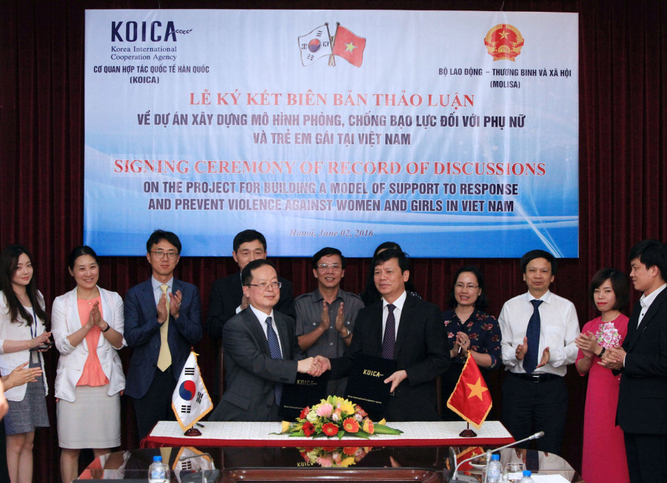 Nhiều dự án, mô hình được triển khai thiết lập các mô hình góp phần thúc đẩy thực hiện bình đẳng giới như: phòng chống bạo lực gia đình tại cộng đồng rất thành công ở nhiều địa phương, bộ, ngành. Trong ảnh: Chiều 2/6/2016, tại Hà Nội, Cơ quan Hợp tác Quốc tế Hàn Quốc (KOICA) và Bộ Lao động-Thương binh và Xã hội Việt Nam ký kết Biên bản thảo luận về Dự án xây dựng mô hình phòng, chống bạo lực đối với phụ nữ và trẻ em gái tại Việt Nam. (Ảnh: Anh Tuấn/TTXVN)