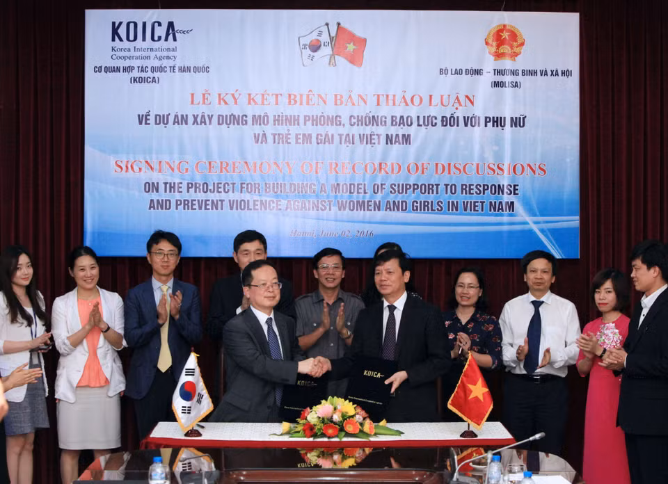 Nhiều dự án, mô hình được triển khai thiết lập các mô hình góp phần thúc đẩy thực hiện bình đẳng giới như: phòng chống bạo lực gia đình tại cộng đồng rất thành công ở nhiều địa phương, bộ, ngành. Trong ảnh: Chiều 2/6/2016, tại Hà Nội, Cơ quan Hợp tác Quốc tế Hàn Quốc (KOICA) và Bộ Lao động-Thương binh và Xã hội Việt Nam ký kết Biên bản thảo luận về Dự án xây dựng mô hình phòng, chống bạo lực đối với phụ nữ và trẻ em gái tại Việt Nam. (Ảnh: Anh Tuấn/TTXVN)