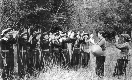  'Đội quân tóc dài' ra đời trong phong trào Đồng Khởi Bến Tre dưới sự chỉ đạo của nữ tướng Nguyễn Thị Định đã trở thành biểu tượng của phụ nữ Việt Nam trong những năm kháng chiến chống Mỹ, cứu nước. (Ảnh: Tư liệu/TTXVN phát)
