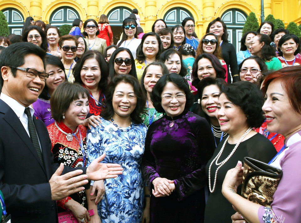 Với chủ trương bình đẳng giới của Việt Nam, trong thời kỳ đất nước đẩy mạnh công cuộc đổi mới, những đóng góp của nữ doanh nhân đang ngày một thực chất bởi tư duy lãnh đạo doanh nghiệp cũng như tinh thần khởi nghiệp của các nữ doanh nhân ngày càng có sự thay đổi đáng kể. Trong ảnh: Phó Chủ tịch nước Đặng Thị Ngọc Thịnh với các nữ doanh nhân tiêu biểu được tặng Cúp Bông hồng vàng năm 2016. (Ảnh: Nguyễn Dân/TTXVN)