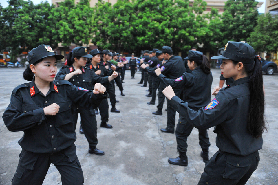 Với chủ trương bình đẳng giới của Việt Nam, trong thời kỳ đất nước đẩy mạnh công cuộc đổi mới và hội nhập quốc tế, những đóng góp của phụ nữ ngày một thực chất và hiệu quả hơn. Trong ảnh: Các nữ chiến sĩ Cảnh sát cơ động Công an tỉnh Ninh Bình tập luyện trên thao trường. (Ảnh: Minh Đức/TTXVN)