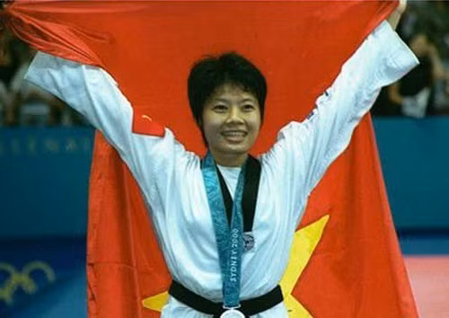 Trong thời kỳ hội nhập, nhiều VĐV thể thao đã làm rạng danh cho Việt Nam trên các đấu trường quốc tế. Trong ảnh: Nữ võ sĩ taekwondo Trần Hiếu Ngân đoạt HCB Olympic đầu tiên cho thể thao Việt Nam tại Olympic Sydney 2000. (Ảnh: Tư liệu TTXVN