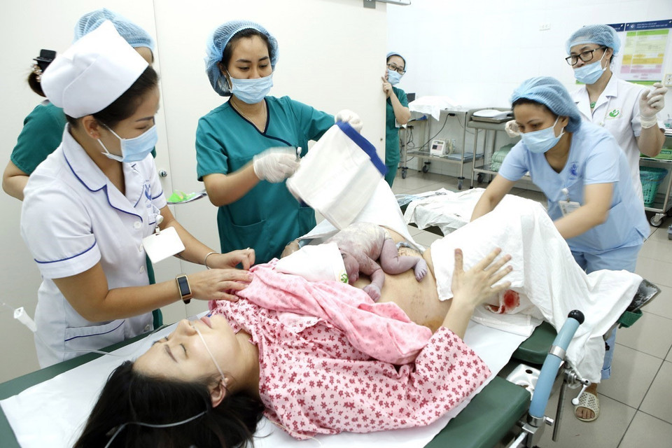 Ngày càng nhiều phụ nữ giữ những cương vị lãnh đạo, quản lý cao và đóng góp to lớn cho sự nghiệp xây dựng và bảo vệ Tổ quốc dưới sự lãnh đạo của Đảng. Trong ảnh: Tập thể nữ Bệnh viện Phụ sản Hà Nội được trao Giải thưởng Phụ nữ Việt Nam năm 2019 của Quỹ Giải thưởng Tài năng nữ Việt Nam. Đây là đơn vị có tỷ lệ lao động nữ chiếm 77%. (Ảnh: Dương Ngọc/TTXVN)