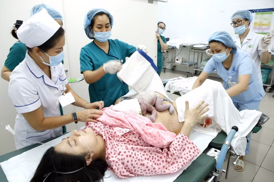 Ngày càng nhiều phụ nữ giữ những cương vị lãnh đạo, quản lý cao và đóng góp to lớn cho sự nghiệp xây dựng và bảo vệ Tổ quốc dưới sự lãnh đạo của Đảng. Trong ảnh: Tập thể nữ Bệnh viện Phụ sản Hà Nội được trao Giải thưởng Phụ nữ Việt Nam năm 2019 của Quỹ Giải thưởng Tài năng nữ Việt Nam. Đây là đơn vị có tỷ lệ lao động nữ chiếm 77%. (Ảnh: Dương Ngọc/TTXVN)