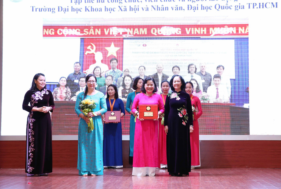 Ngày càng nhiều phụ nữ giữ những cương vị lãnh đạo, quản lý cao và đóng góp to lớn cho sự nghiệp xây dựng và bảo vệ Tổ quốc dưới sự lãnh đạo của Đảng. Trong ảnh: Trưởng Ban Dân vận Trung ương Trương Thị Mai và Chủ tịch Hội Liên hiệp Phụ nữ Việt Nam Nguyễn Thị Thu Hà trao giải cho các tập thể nhận Giải thưởng Phụ nữ Việt Nam-giải thưởng đánh dấu, ghi nhận sự cống hiến tài năng, sức sáng tạo của phụ nữ Việt Nam trong công cuộc xây dựng và bảo vệ Tổ quốc. (Ảnh: Phương Hoa/TTXVN)