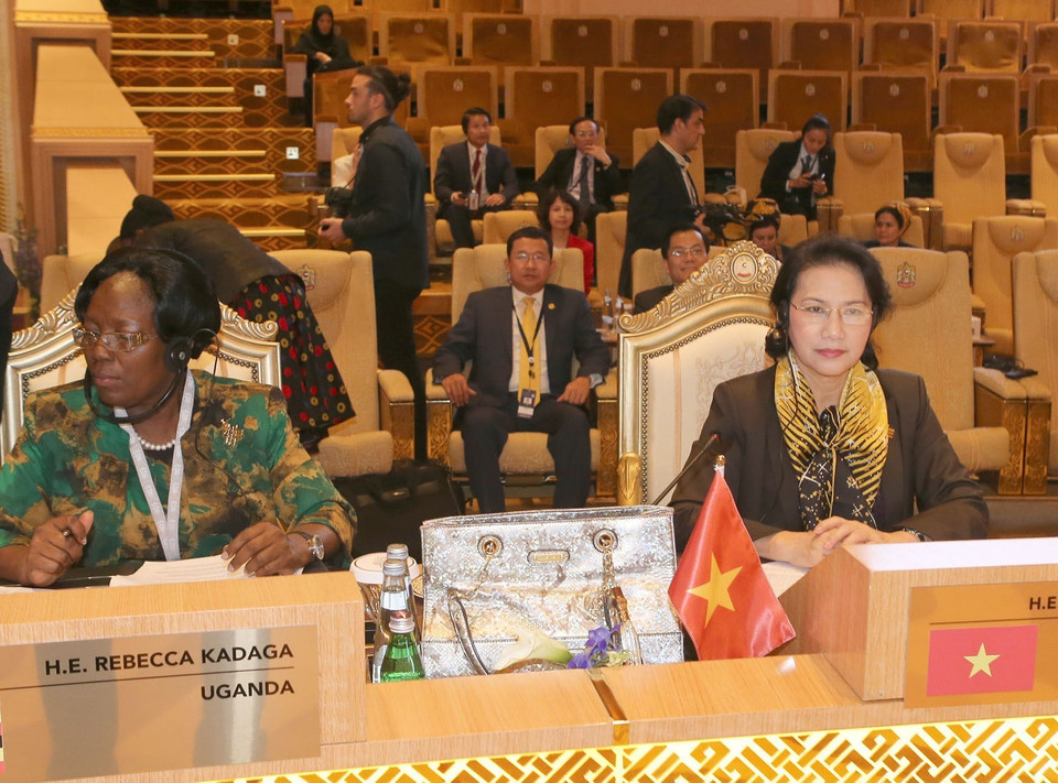 Thực hiện bình đẳng giới về chính trị, tỷ lệ nữ giới đại diện trong cơ quan lập pháp của Việt Nam luôn thuộc nhóm có thứ hạng cao nhất trong khu vực nói riêng và trên thế giới nói chung và tỷ lệ này ngày càng tăng. Trong ảnh: Chủ tịch Quốc hội Nguyễn Thị Kim Ngân tham dự Hội nghị Thượng đỉnh các Nữ Chủ tịch Quốc hội thế giới lần thứ 11 (tháng 12/2016), tại Các Tiểu vương quốc Arab Thống nhất. (Ảnh: Trọng Đức/TTXVN)