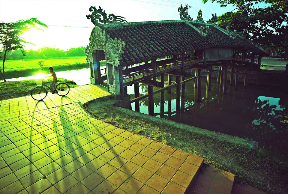  Cầu ngói Thanh Toàn trong nắng sớm. (Ảnh: Minh Đức/TTXVN)